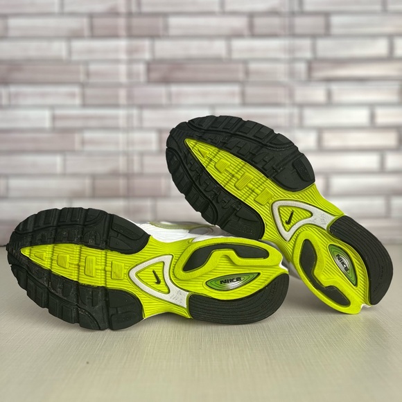 Nike running shoes. Used, good condition. Please see photos. Size 7.5 - Picture 7 of 7